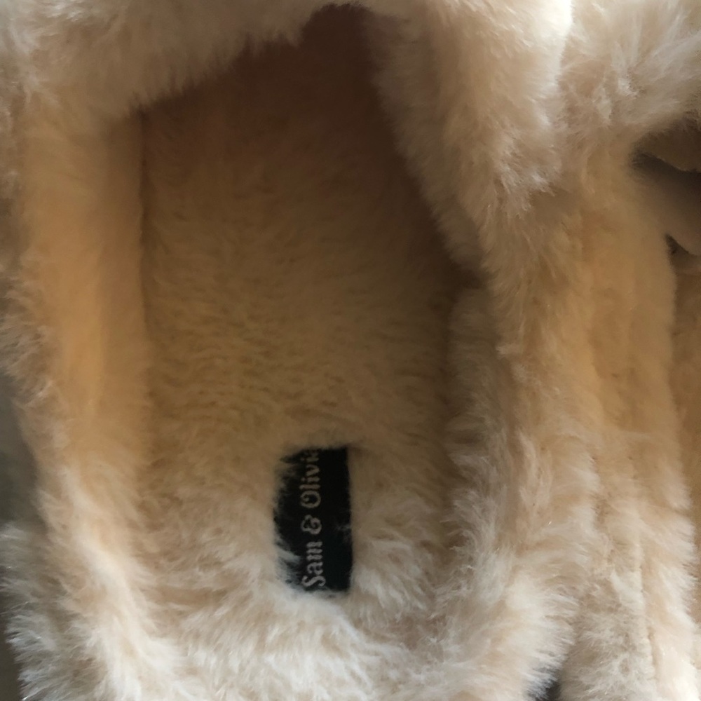 Sam and Olivia Ladies Cream purple flower Plush Slippers - Picture 4 of 10